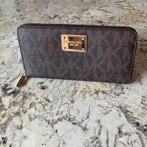 Michael Kors Large Jet Set Travel Logo Wallet Euc - image 1